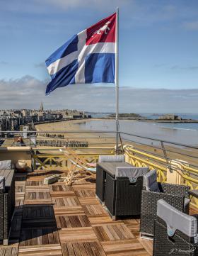 La Terrasse panoramique avec canapé et transat vue sur mer